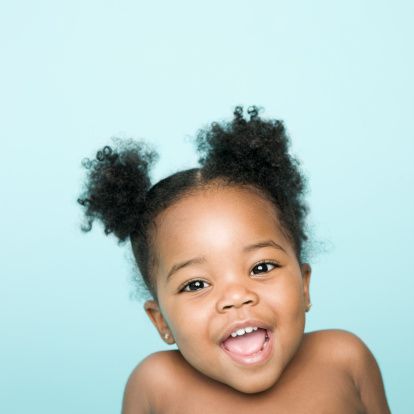 ילדה with afro puffs hairstyle