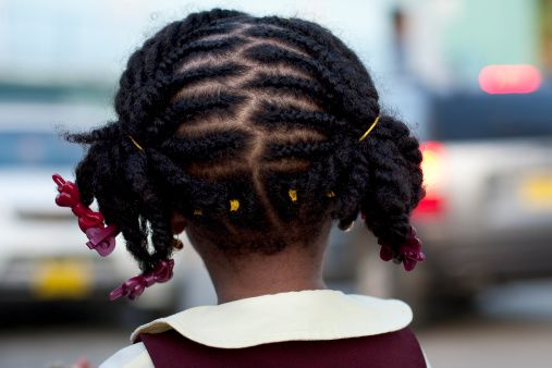 ילדה with braided ponytails