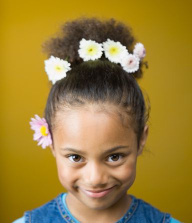 ילדה with puff bun and flower accessories