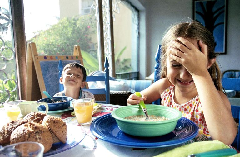 बच्चे smiling at breakfast table
