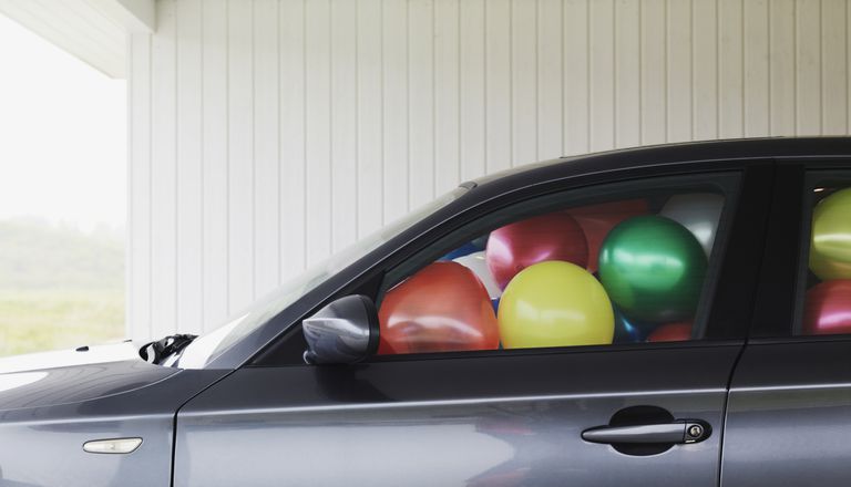 गाड़ी full of balloons
