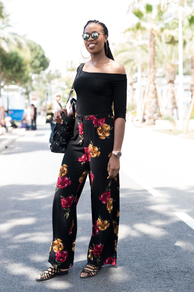 Kvinna in soft pants with floral print and black top