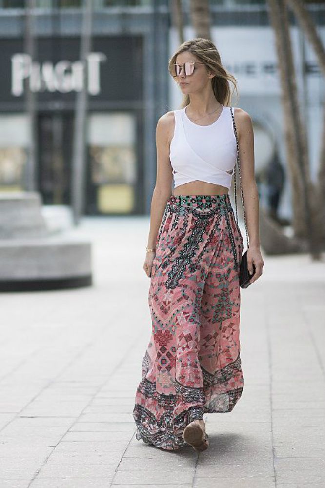 אִשָׁה wearing long maxi skirt and tank top