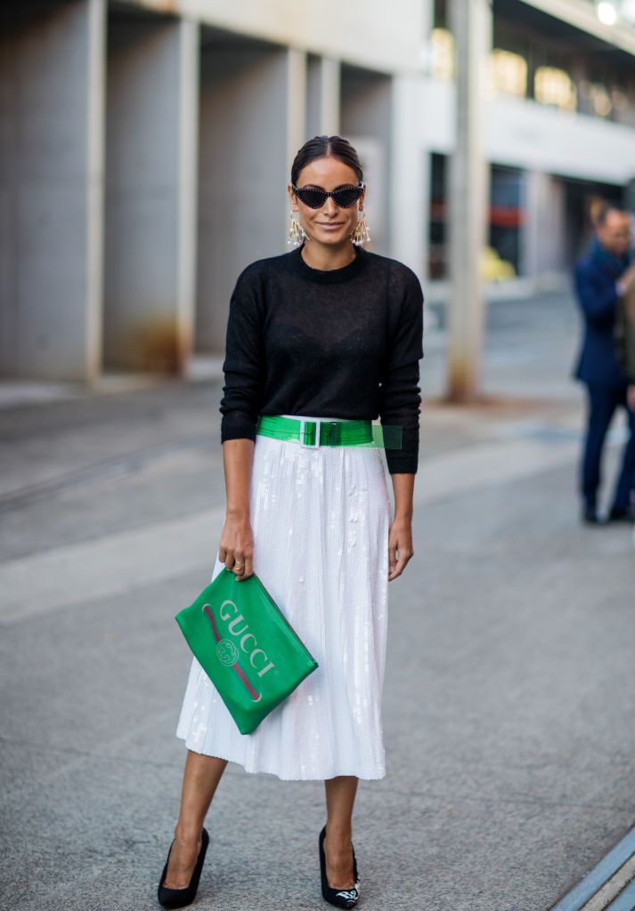 Datum outfit in maxi skirt and black top with green purse