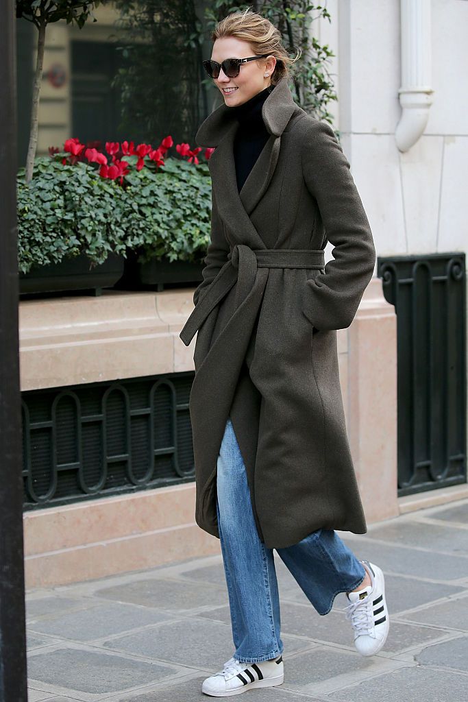 קרלי Kloss walks in the street of Paris on March 5, 2016 in Paris, France.