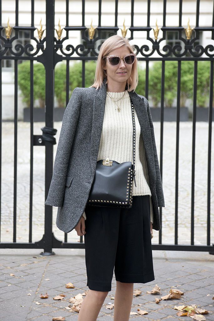 फैशन Stylist for TWENTY6 Magazine Tilly Hardy wears a Valentino bag, Balenciaga trousers, Loewe jumper, Miu Miu sunglasses and Maje jacket on day 6 during Paris Fashion Week Spring/Summer 2016/17