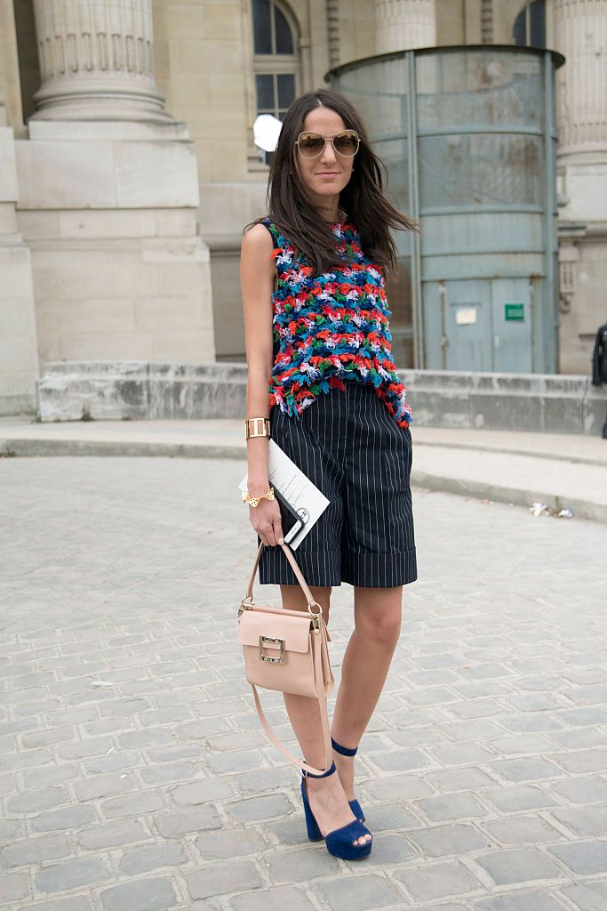 मुख्या संपादक of Vogue Mexico & Latin America Kelly Talamas wears a Chanel top and shorts with Prada shoes and Roger Vivier bag on day 3 of Paris Fashion Week Haute Couture Autumn/Winter 2015