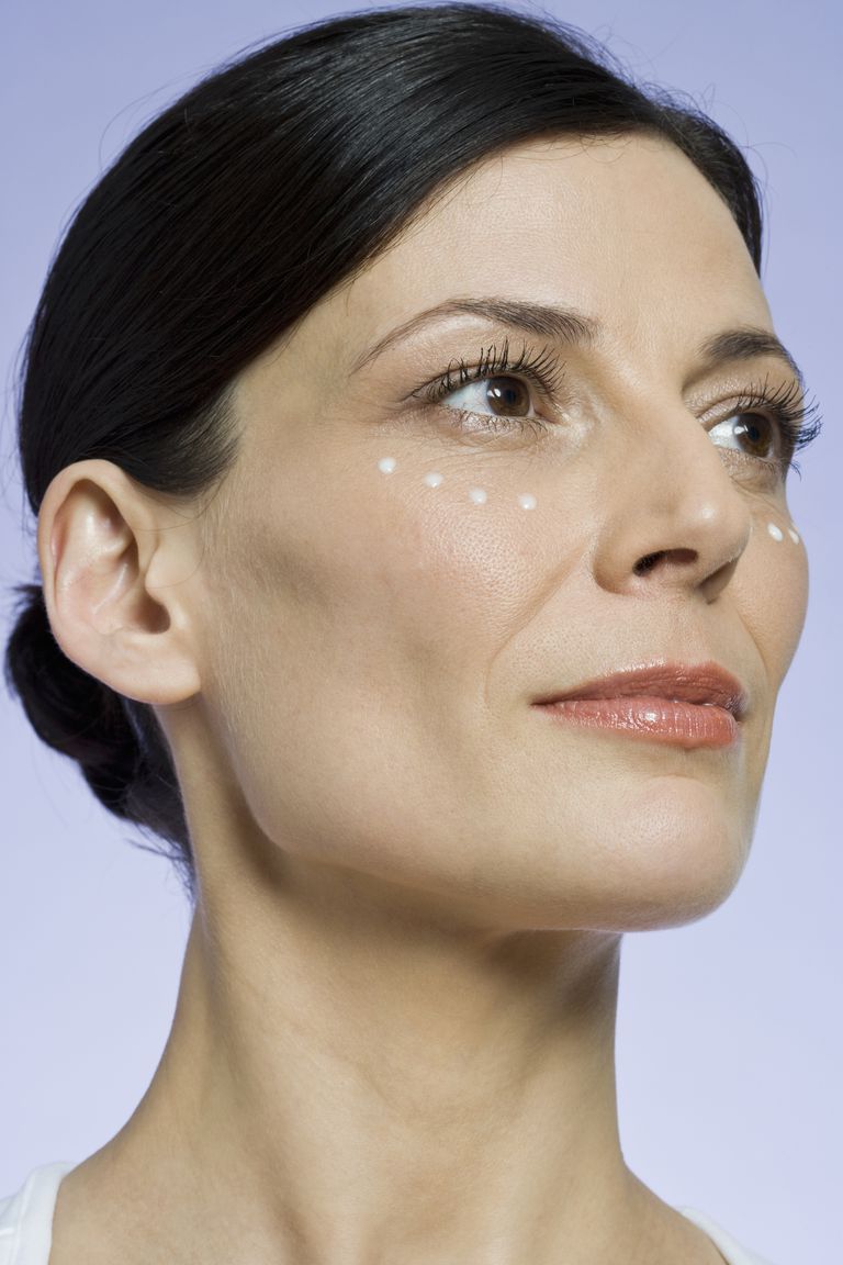 10 genialnih načinov, kako prikriti gube na obrazu