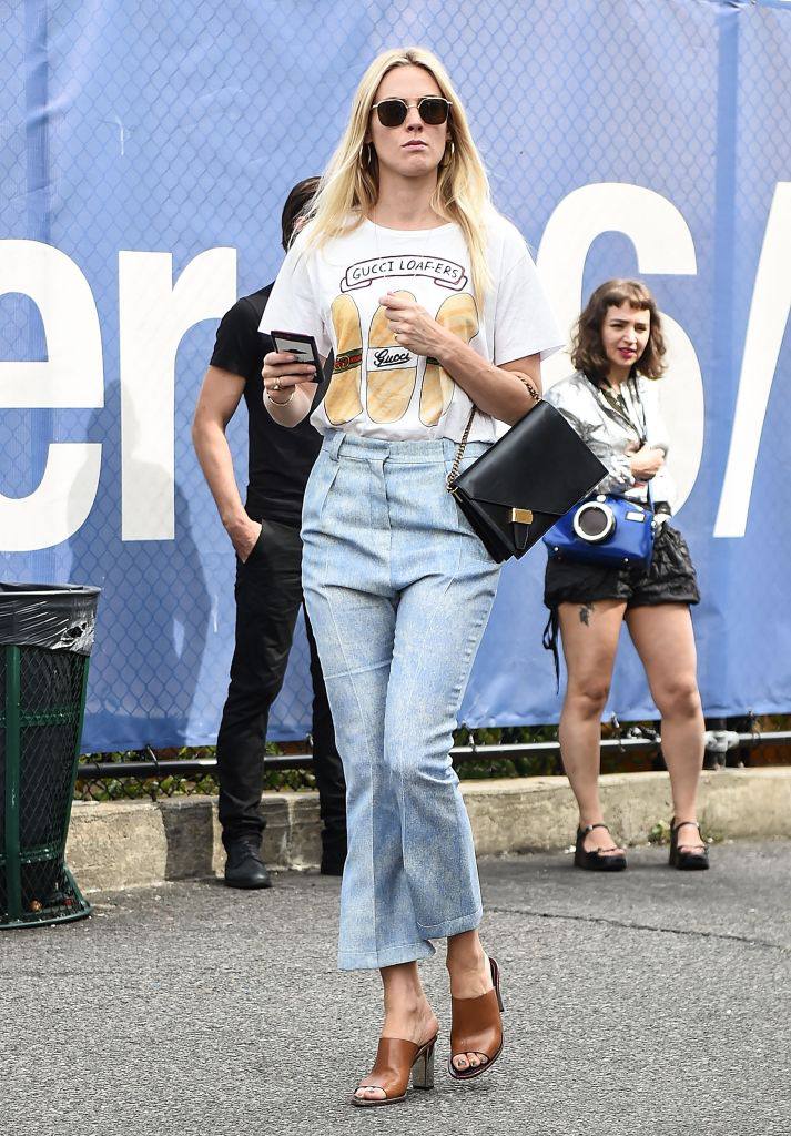 Улица style in jeans and a t-shirt