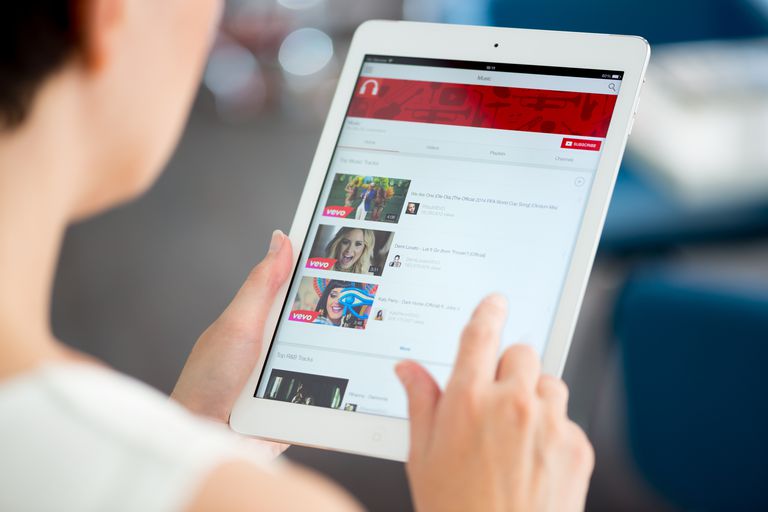 kvinna lookin at Youtube videos on tablet