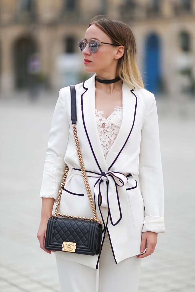 Kvinna in white blazer with black piping by Zara