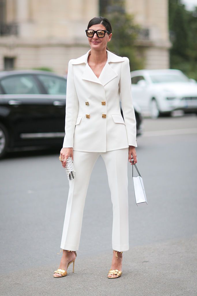महिला in white pantsuit street style