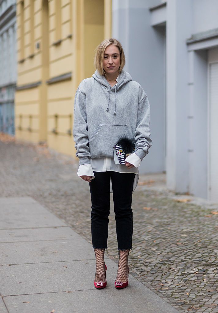 Stradă style - grey sweatshirt and black jeans