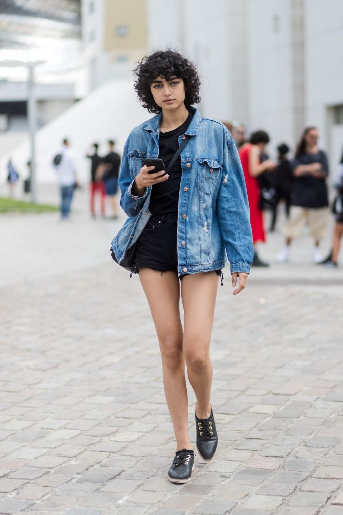 Negru shorts and denim jacket outfit for women