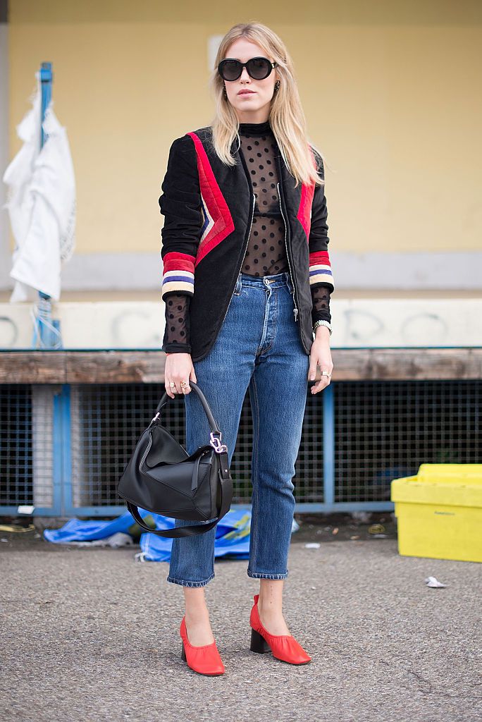 sokak style jeans and leather jacket outfit