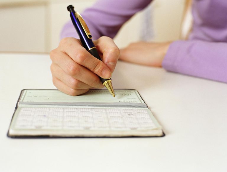 Kadın writing in checkbook, close-up