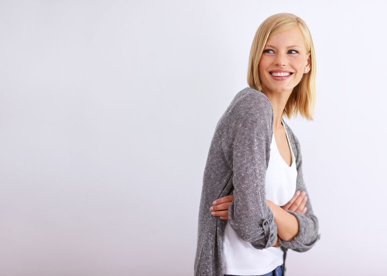 मुस्कराते हुए woman wearing cardigan sweater