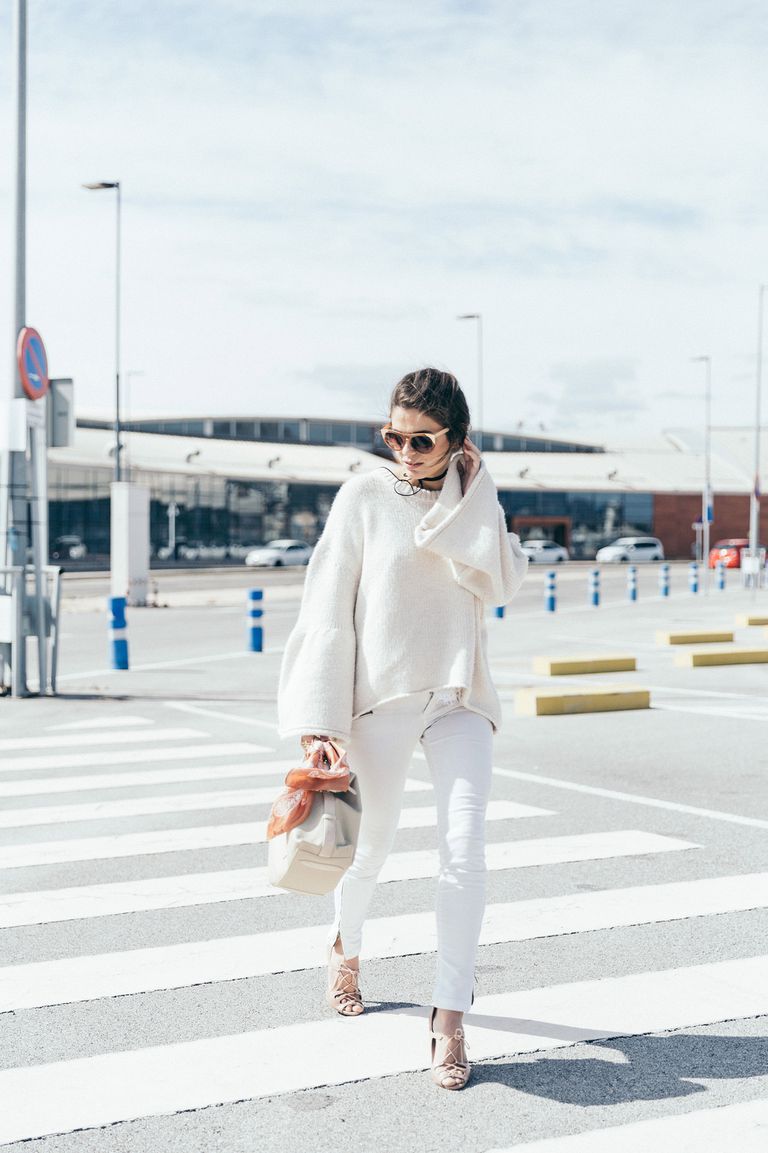 सब white outfit in skinny jeans - street style