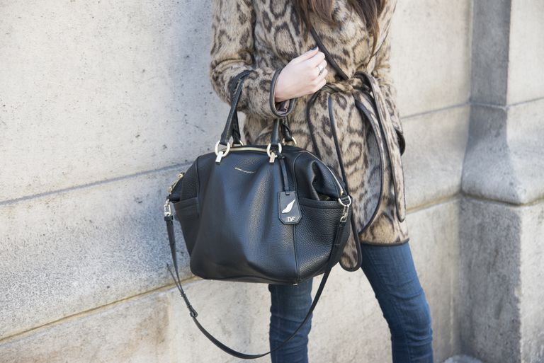 אופנה intern Leigh Fidler wears a Diane Von Furstenberg Jacket and bag, and AG jeans on day 3 of Paris Collections