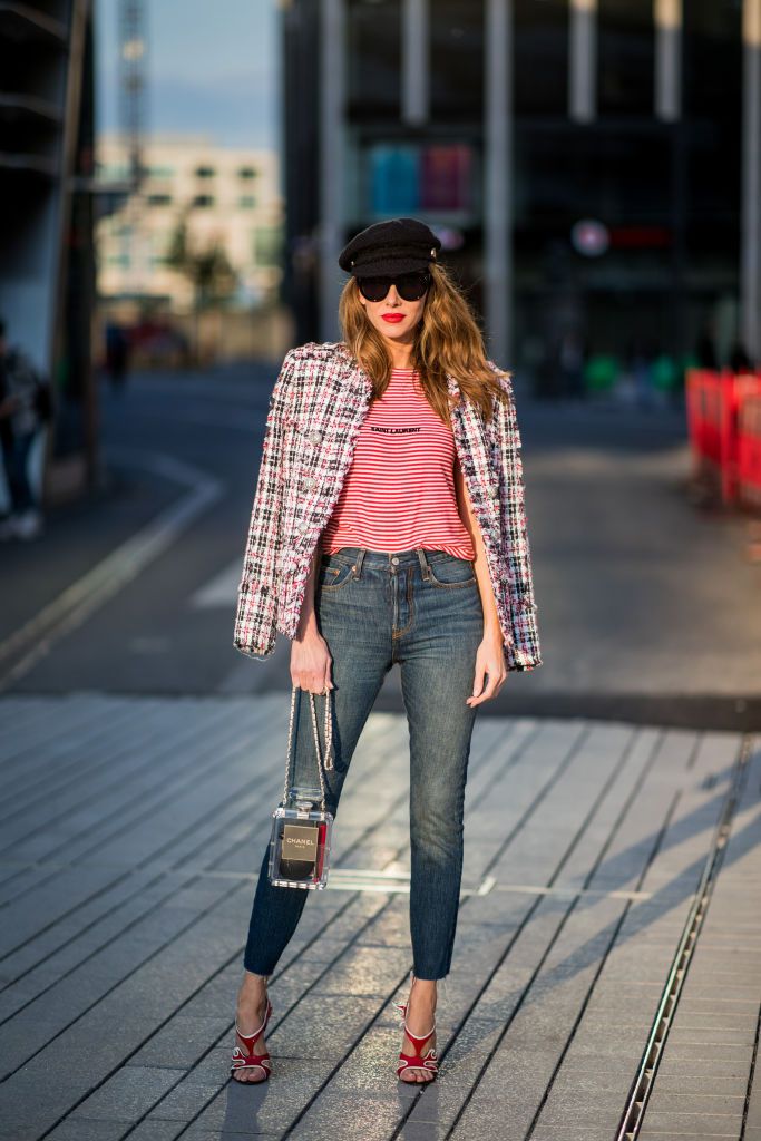 सड़क style woman in tweed jacket and skinny jeans