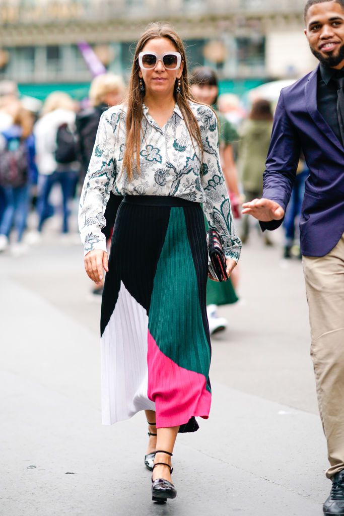 רְחוֹב style fashion woman in a colorful pleated skirt