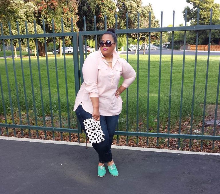 Plus size outfit in jeans and a pink button-down