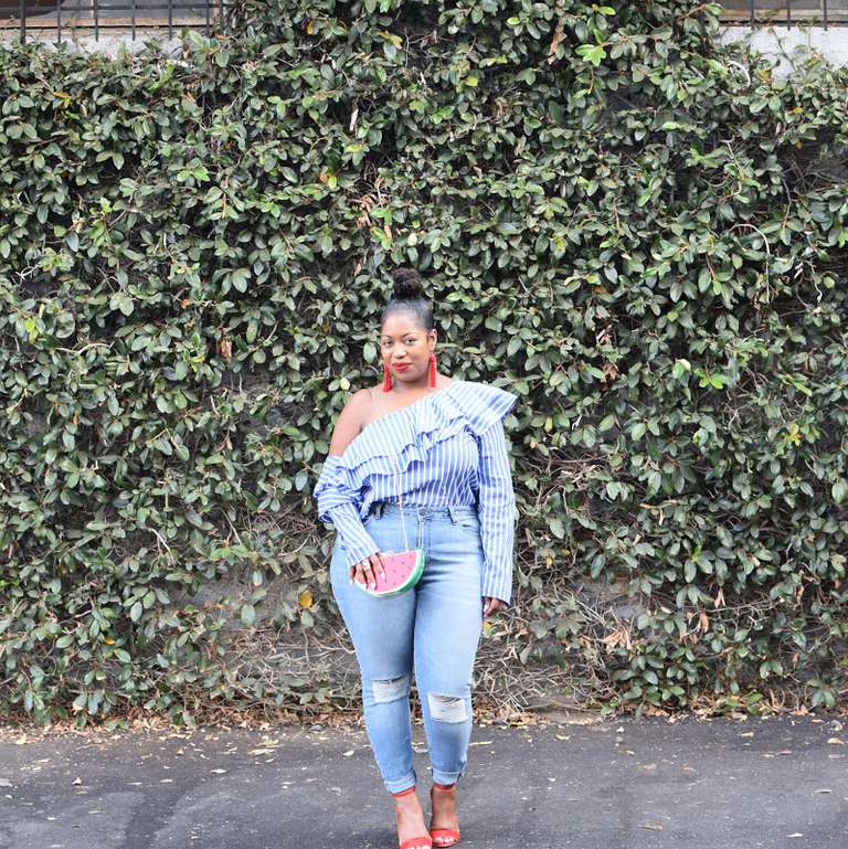 Plus size fashion - ruffled top and skinny jeans