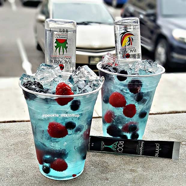 नीला Lagoon Berry Summer Cocktail