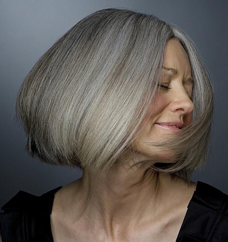 Daha eski woman with gray hair