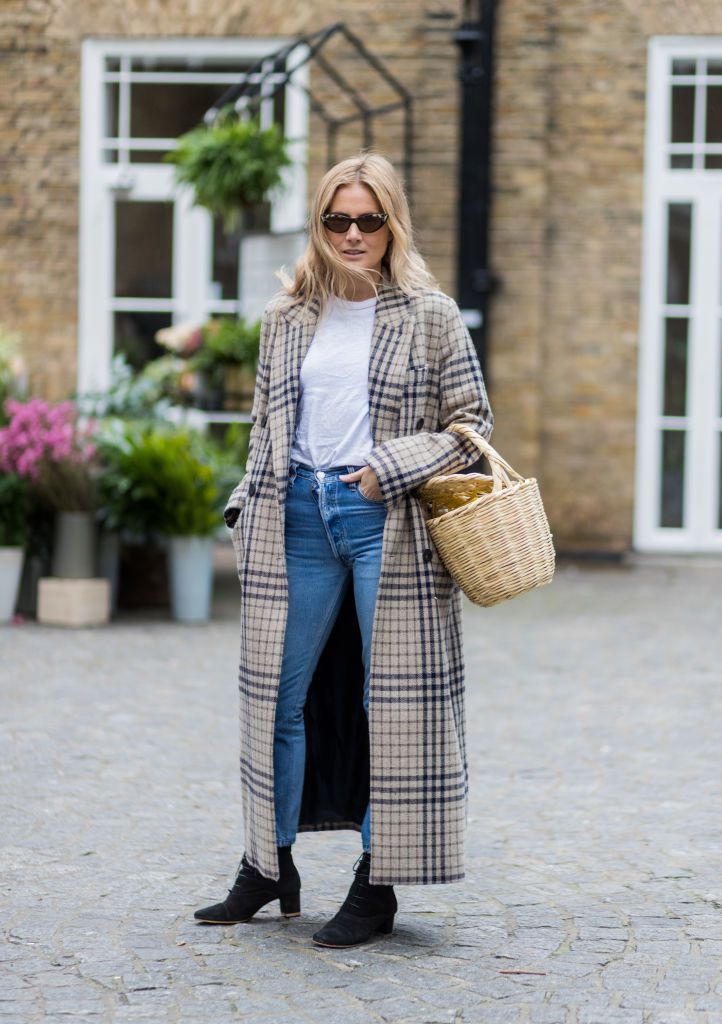 Nő in jeans and Burberry plaid coat