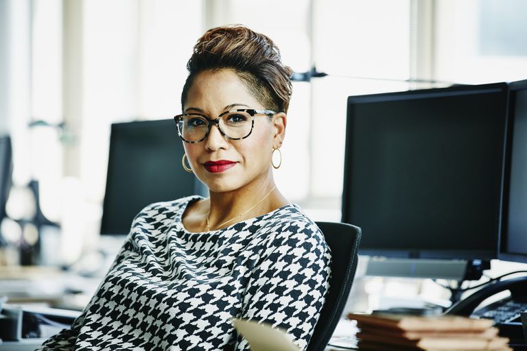 Žena with glasses at desk