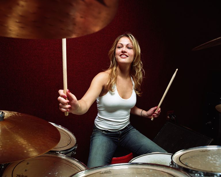 en woman drums.