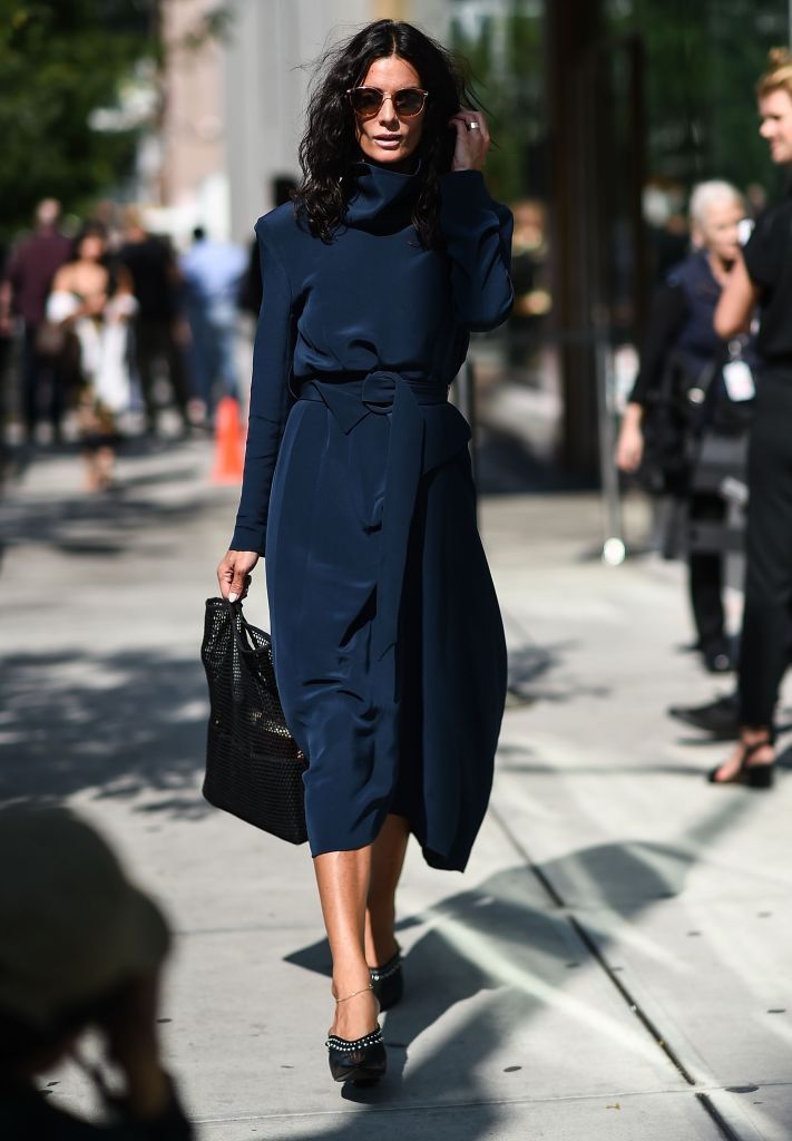 महिला in navy blue dress street style