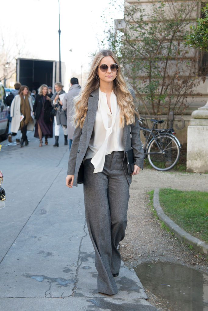 Femeie in grey suit and bow blouse