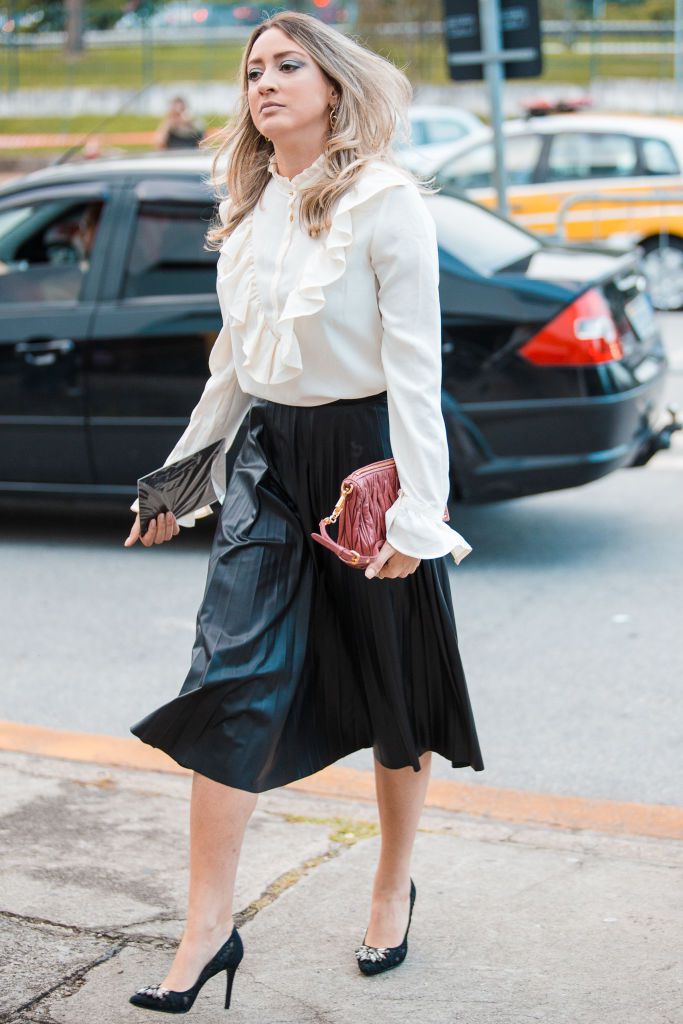 महिला in ruffled blouse and long skirt
