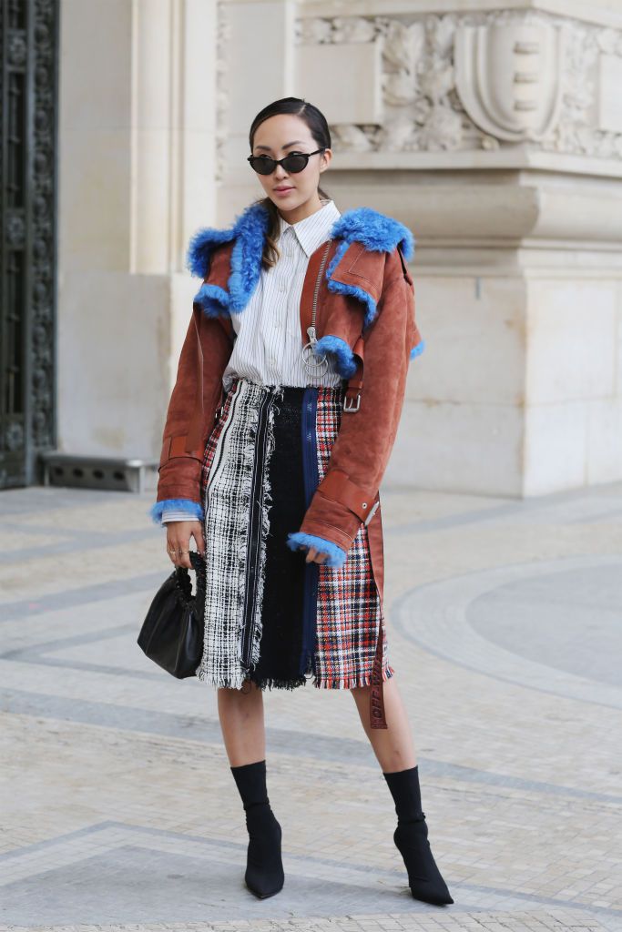 सड़क style in fur coat and plaid skirt