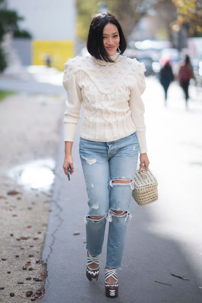 sokak style in white sweater and jeans