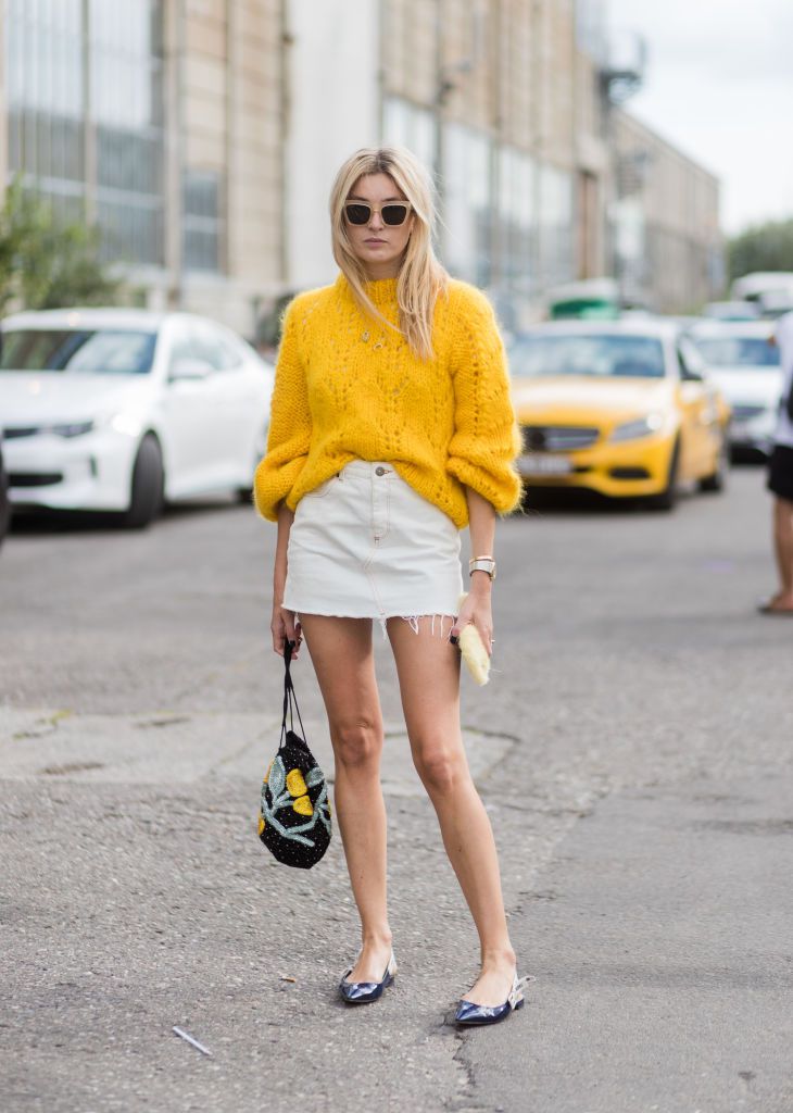 Sarı sweater and short skirt outfit