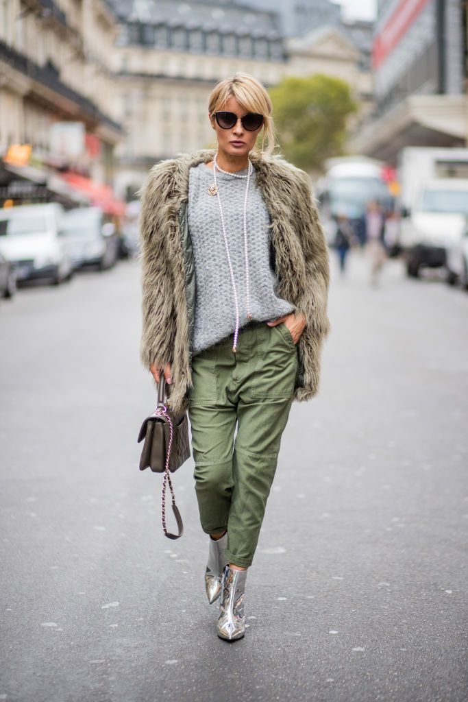 Vinter style in faux fur and cargo pants
