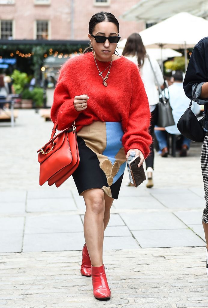 Kırmızı sweater and graphic skirt outfit