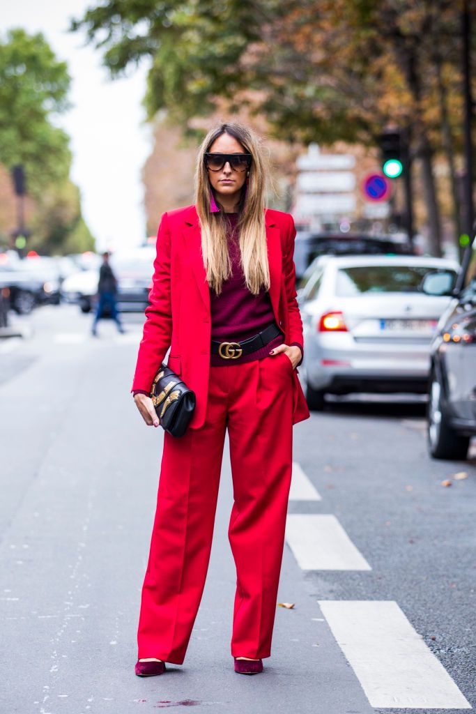 Kadın in red pantsuit