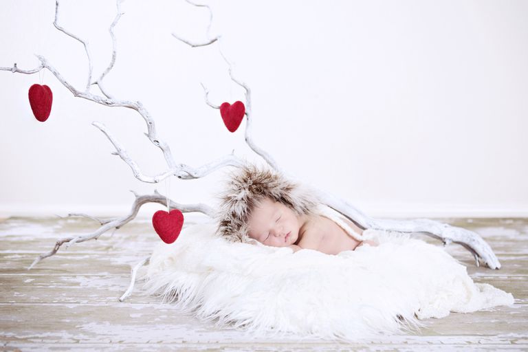 Sovande Winter Baby with Heart Branches