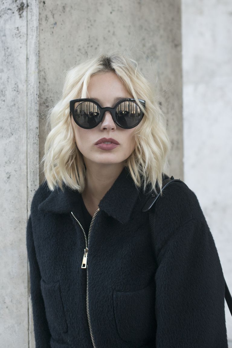 זמר Caroline Vreeland wears all Rochas, Fendi sunglasses and a Barbara Bui bag on day 2 during Paris Fashion Week Spring/Summer 2016/17 on September 30, 2015 in London, England.