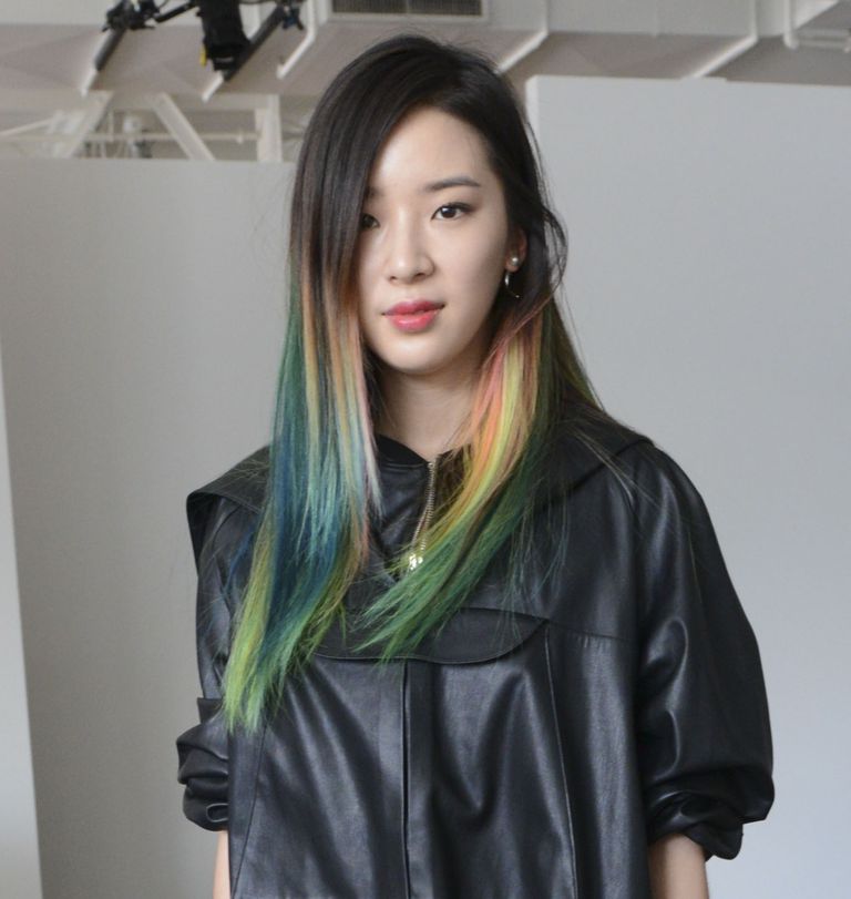 איירין Kim in gorgeous teal hair color