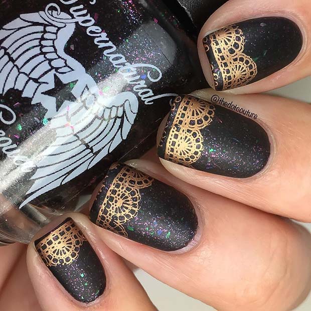 Söt Black and Gold Lace Nails