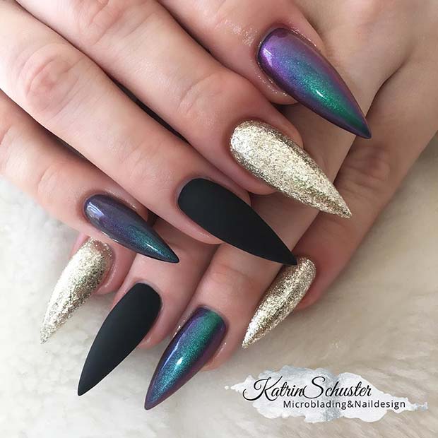 Црн and Gold Stiletto Nails