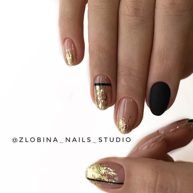 स्टाइलिश Gold Nails with Black Accent Nail