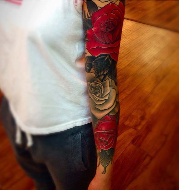 สีแดง and Black Ink Rose Sleeve Tattoo Idea