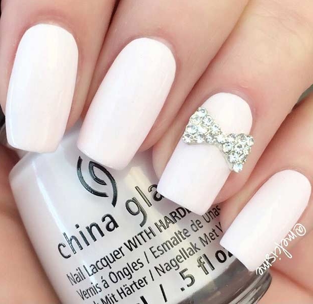 Hosszú White Nails with Bow Accent Nail