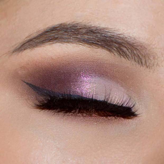 Ușoară Purple Glitter Eye Shadow with Eyeliner Makeup Idea for Spring